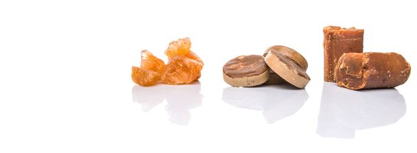 Zucchero di palma, zucchero di cocco e zucchero di canna su fondo bianco
 - Foto, immagini