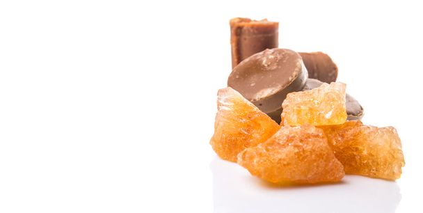 Azúcar de palma, azúcar de coco y roca caña de azúcar sobre fondo blanco
 - Foto, imagen