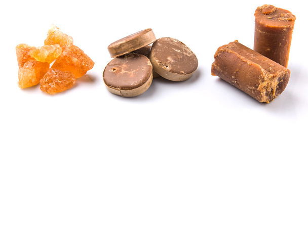 Pálma cukor, kókusz cukor és cukornád rock felett fehér háttér - Fotó, kép