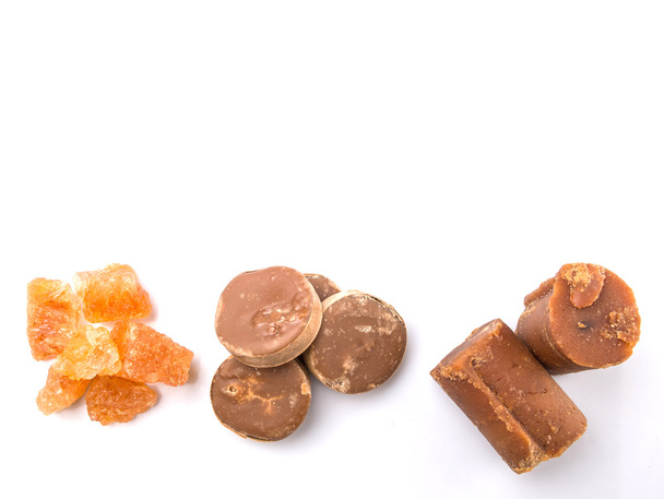Açúcar de palma, açúcar de coco e rocha de cana-de-açúcar sobre fundo branco
 - Foto, Imagem