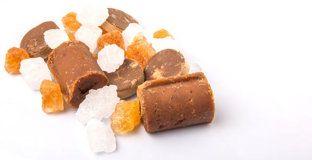Açúcar de palma, açúcar de coco, rocha de cana-de-açúcar e açúcar de rocha branco sobre fundo branco
 - Foto, Imagem