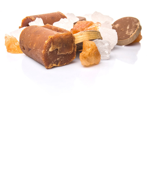 Ζάχαρη φοινικών, καρύδας ζάχαρης, ζάχαρη από ζαχαροκάλαμο ροκ και λευκό πέτρωμα πάνω από το λευκό φόντο - Φωτογραφία, εικόνα