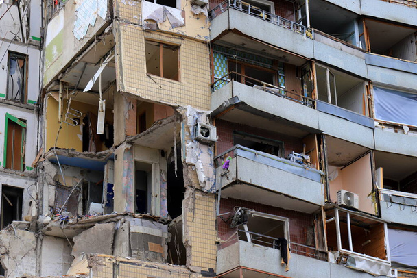 Russian missile strike on apartment building in Dnipro, Ukraine. Rocket destroyed house. Russia war invasion in Ukraine, Dnepr - Foto, Imagem