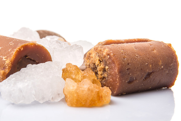 Cukier palmowy, kokosowe cukier, skale cukru trzcinowego i cukru białego na białym tle - Zdjęcie, obraz