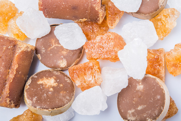Palmsuiker, kokosnoot, suiker, suikerriet rock en witte rots suiker op witte achtergrond - Foto, afbeelding