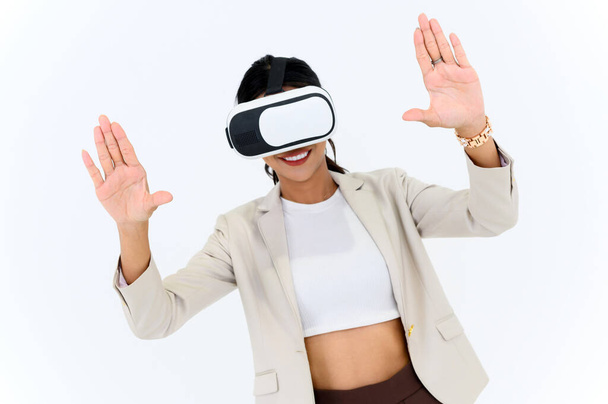 деловая женщина в неформальном костюме в вирусных очках, указывающих в воздухе, стоя изолированно на белом фоне. концепция Metaverse, виртуальной реальности, будущего, технологий и интернета вещей - Фото, изображение