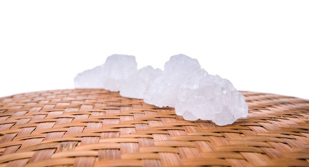 Белый камень сахар на плетеной
 - Фото, изображение