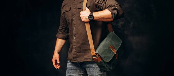 Hombre con bolsa de lona en el hombro. bolsa de cuero y lona - Foto, imagen