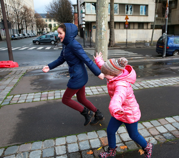 Νεαρά κορίτσια τη διασκέδαση στην πόλη - Φωτογραφία, εικόνα