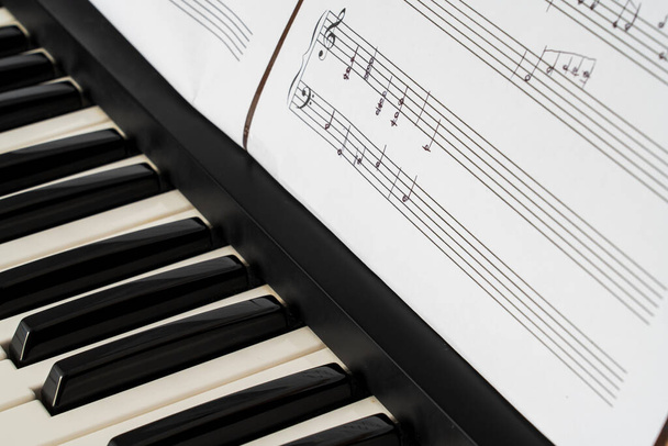 Hudební klávesnice a ručně psané noty - Fotografie, Obrázek