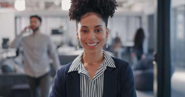 Biznes, przywództwo i twarz czarnej kobiety z uśmiechem na urzędzie dla idei, wizji i celów startupów. Korporacja, menedżer i portret damy z pewnym siebie, pomyślnym nastawieniem i misją w Nowym Jorku. - Materiał filmowy, wideo
