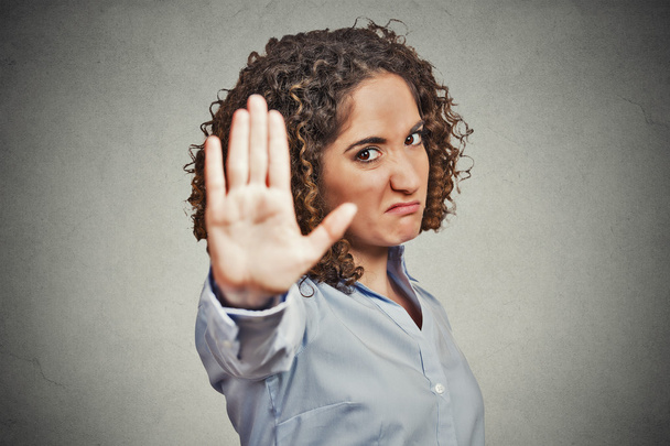 bosszús dühös nő, amely beszél a kéz gesztus - Fotó, kép