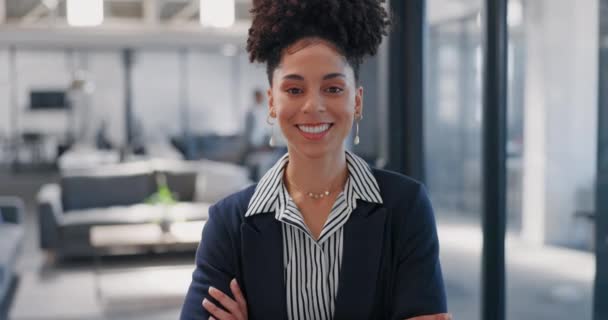 Ηγεσία, δουλειά και πρόσωπο μαύρης γυναίκας στο γραφείο με σταυρωμένα τα χέρια για ιδέες, όραμα και στόχους. Εταιρική, διευθυντής και πορτρέτο της γυναίκας επιχειρηματία με αυτοπεποίθηση, την επιτυχία νοοτροπία και στόχο. - Πλάνα, βίντεο