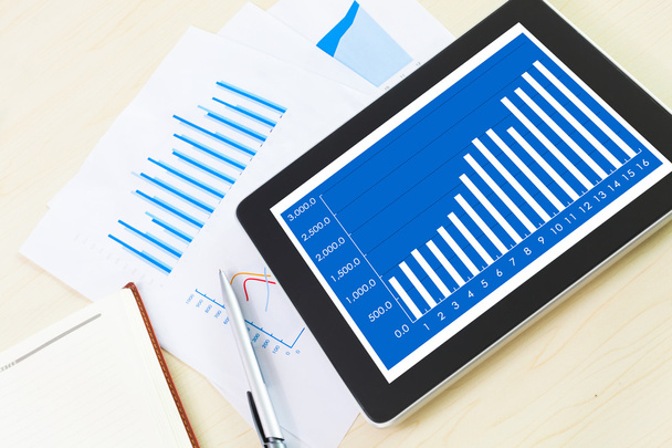 Digitale tablet met rapport van de financiële grafiek - Foto, afbeelding