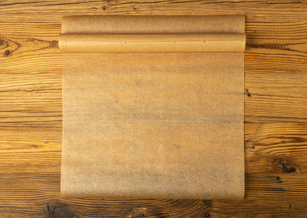 Καφέ χαρτί ψησίματος, Kraft μαγείρεμα φύλλο χαρτιού υφής φόντο, φούρνο περγαμηνή Mockup, λαδόκολλα υλικό, Ψήσιμο χαρτί σε ξύλο φόντο Top View με Copy Space - Φωτογραφία, εικόνα