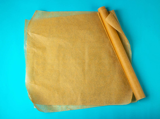 Коричневая хлебобулочная бумага, Kraft Cooking Paper Sheet Texture Background, Bakery Parchment Blue Mockup, Greaseproof Baking Paper Top View - Фото, изображение