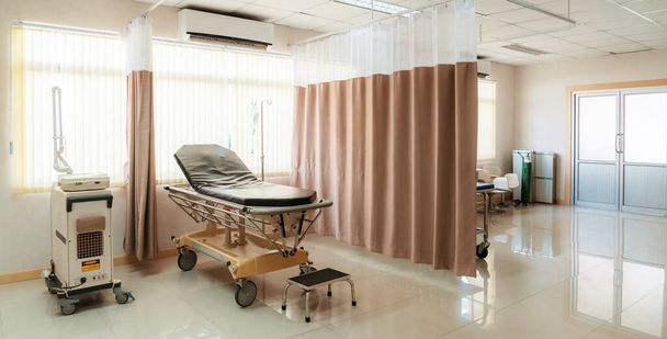 Стерильная комната восстановления оснащена удобной современной медицинской кроватью для выздоровления пациентов. Фото больничной спальни или палаты для лечения пациентов для медицинского использования. - Фото, изображение