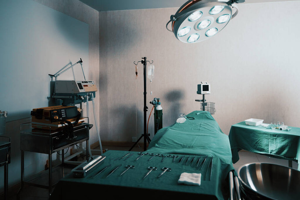 Steril műtőszoba a kórház kijelzőjén, orvosi sebészeti felszerelések az asztalon. Műtőszoba orvosi rendeltetésű sebészeti eszközökkel. - Fotó, kép