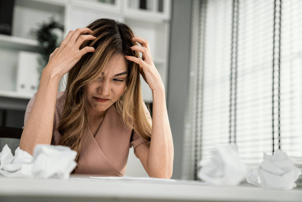 A competent female employee who has become completely exhausted as a result of overburdened work. Concept of unhealthy life as an office worker, office syndrome. - Foto, Bild
