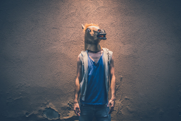 Hipster homoseksuele man in paard masker - Foto, afbeelding