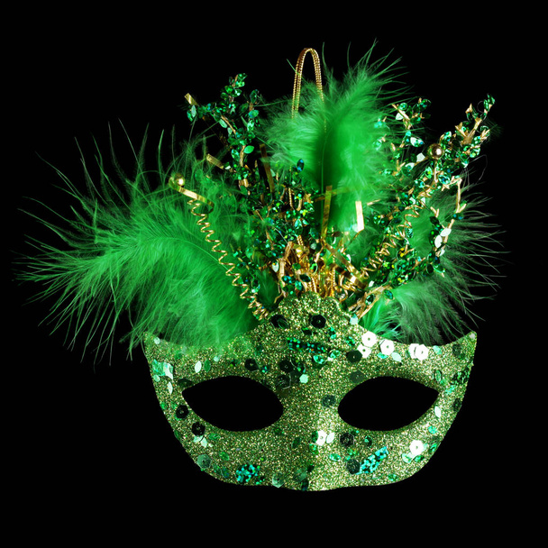 Masque Mardi Gras coloré isolé sur noir - Photo, image