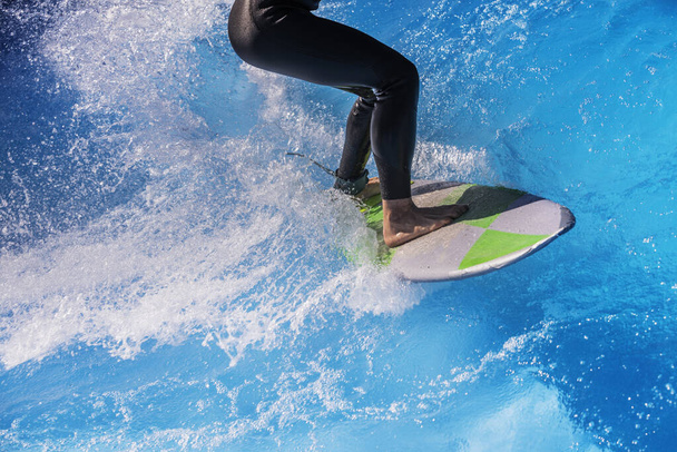 Surfař po startu surfující na stěně vlny - Fotografie, Obrázek