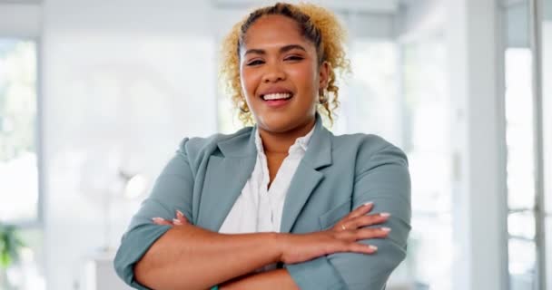 Фэйс, консультант и чернокожая женщина в современном бизнес-офисе счастлива и улыбается ради будущего компании и роста. Профессионал, предприниматель или работник с позитивным мышлением, скрещенным на рабочем месте. - Кадры, видео