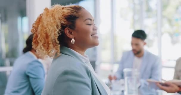 Zwarte vrouw, portret en leiderschap voor bureauvergadering, bestuurskamer samenwerking en business teamwork. Lachen, gelukkig en corporate management in het wereldwijde financiële bedrijf voor strategieplanning. - Video