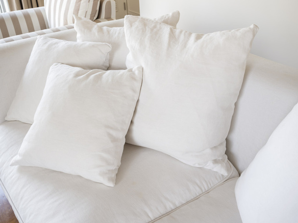 Λευκό μαξιλάρια στον καναπέ, διακόσμηση εσωτερικών - Φωτογραφία, εικόνα
