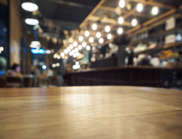 Top di tavolo in legno con bar sfocato ristorante sfondo
 - Foto, immagini