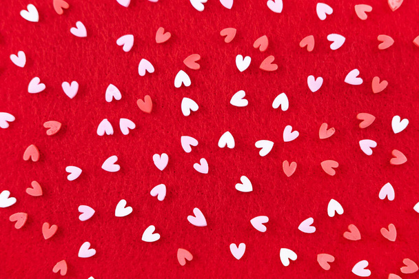 Valentinstag Hintergrund 14. Februar. Konfetti, rote Herzen auf rotem Hintergrund. Valentinstag Konzept. Flache Lage, Draufsicht, - Foto, Bild