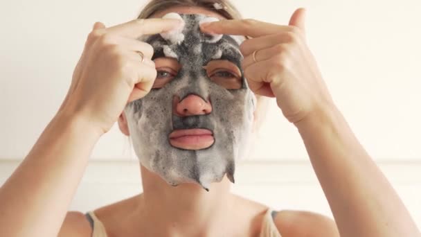 A woman makes herself a cleansing face mask, close-up. - Filmati, video