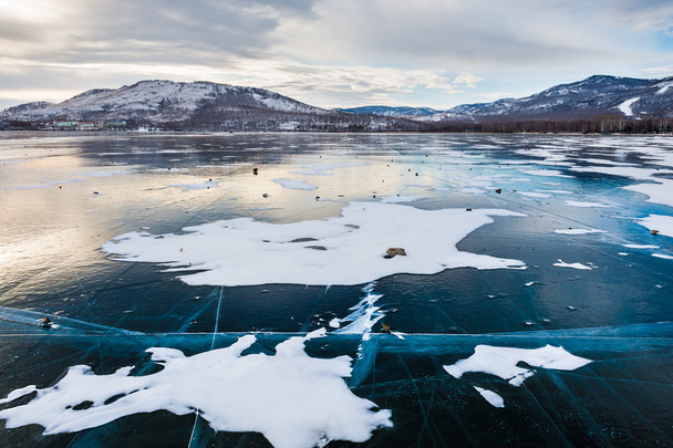 Kaunis jää järvellä auringonlaskun aikaan
 - Valokuva, kuva