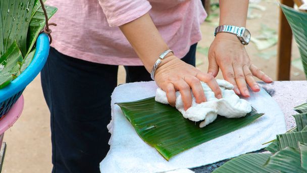Material de embalaje ecológico limpio y tradicional hoja de plátano verde esmeralda - Foto, imagen