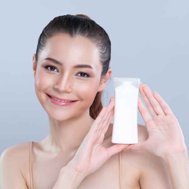 Glamouröse schöne perfekte natürliche kosmetische Haut Frauenporträt halten Mockup Wanne Feuchtigkeitscreme für die Hautpflege, Anti-Aging-Produktwerbung in isoliertem Hintergrund. - Foto, Bild