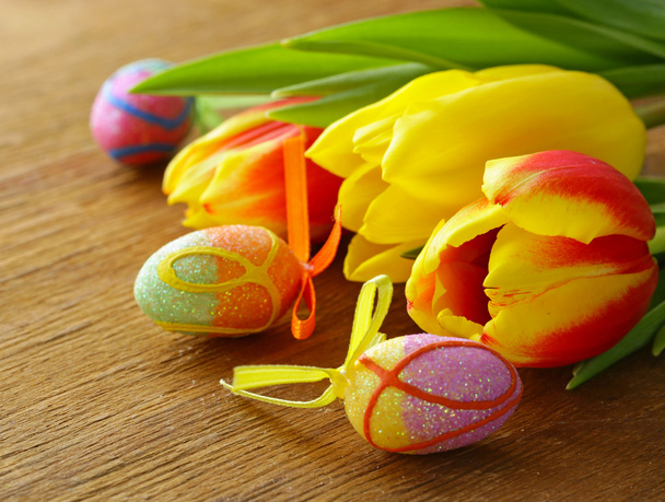 Printemps de Pâques fleurs tulipes rouge et jaune
 - Photo, image