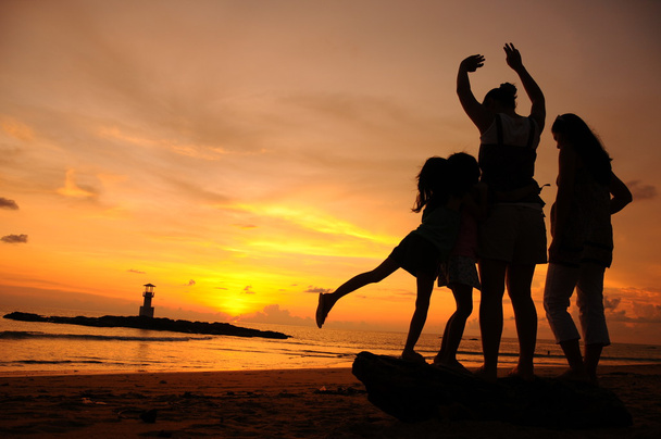 ryhmä ihmisiä rannalla - Valokuva, kuva