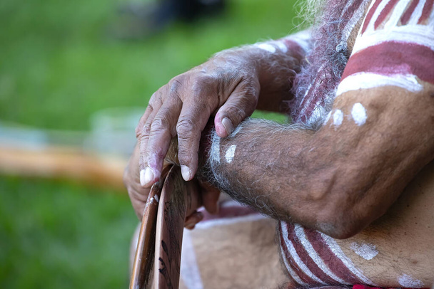 Australian aboriginaalikulttuuri, ihmisen kädet pitävät bumerangeja, rituaali rituaali rituaali riitti yhteisön tapahtuma, symboli alkuperäiskansojen kulttuurin ja perinteiden - Valokuva, kuva