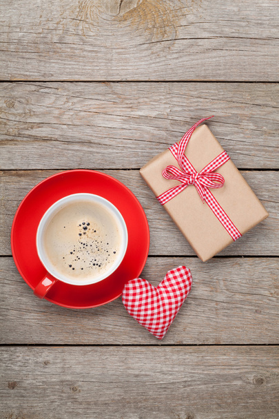 День святого Валентина подарочная коробка, игрушечное сердце и чашка кофе
 - Фото, изображение