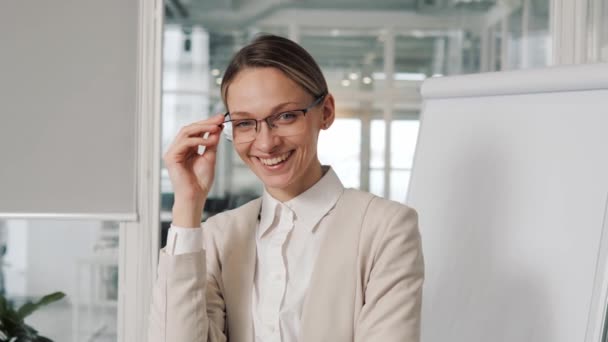 Okos boldog irodai dolgozó korrigálja szemüveg nézi kamera a munkahelyen. Üzletasszony szakmai pénzügyi tanácsadó, ügyvezető vezető, menedzser, női ügyvéd üzleti portré. Sikeres emberek - Felvétel, videó