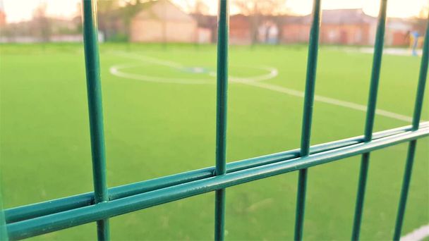prato per giocare a minifootball dietro la rete recinzione verde
. - Foto, immagini