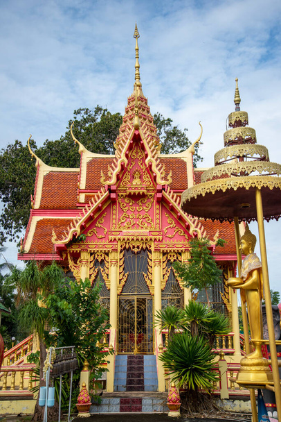 το Wat Thongchai Thammachak στην πόλη Ban Krut στην επαρχία Prachuap Khiri Khan στην Ταϊλάνδη, Ταϊλάνδη, Ban Krut, Δεκέμβριος 2022 - Φωτογραφία, εικόνα