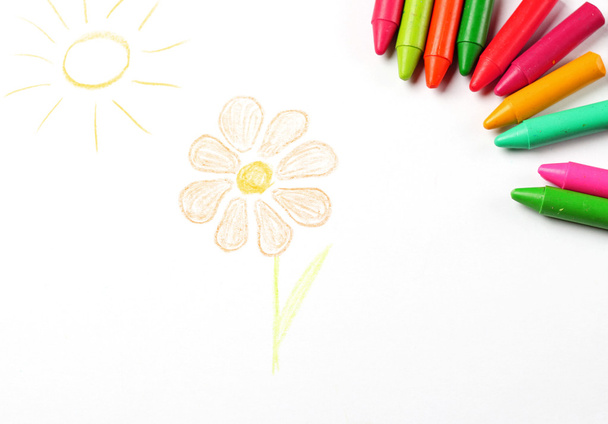 Öljypastelli värikynät makaa paperilla maalattu kukka ja aurinko
 - Valokuva, kuva