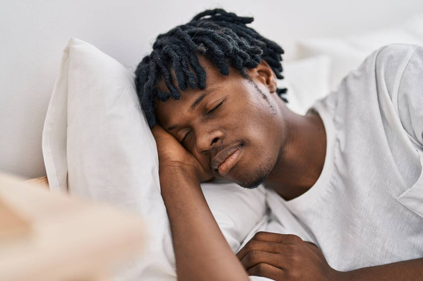 Afrykański Amerykanin leżący na łóżku śpiący w sypialni - Zdjęcie, obraz