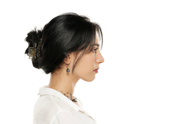 donna con clip di capelli su sfondo bianco studio - Foto, immagini