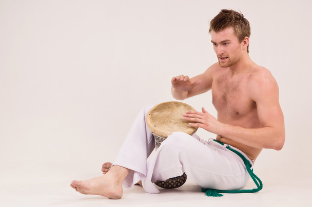 Capoeira-Tänzer spielen Schlagzeug - Foto, Bild