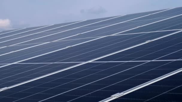 Κοντινό πλάνο των ηλιακών συλλεκτών μπροστά από ένα σπίτι. Τοπίο ηλιακών συλλεκτών σε φωτοβολταϊκό σταθμό ηλεκτροπαραγωγής. Έννοια βιώσιμων πόρων. - Πλάνα, βίντεο