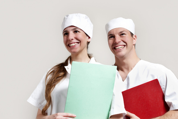 πορτρέτο του happy νεαρό γιατρό και μια νοσοκόμα στο νοσοκομείο - Φωτογραφία, εικόνα