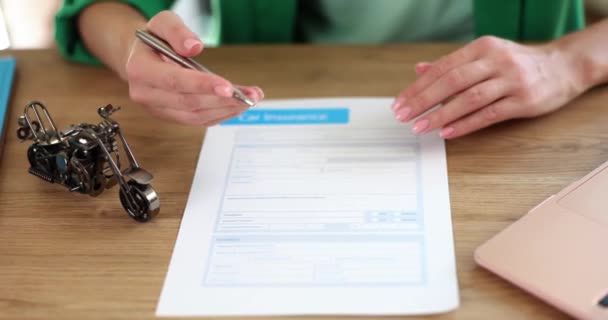 Sigorta acentesi, müşterilerin imzalaması için sigorta formu sunar. Anlaşmayı kapat ve sürücünün para kaybetmesini engelle - Video, Çekim
