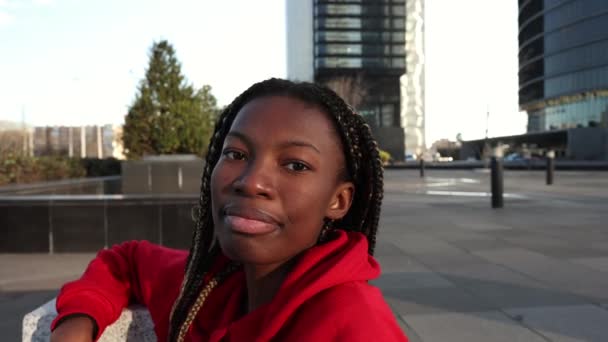 video van een jonge Afrikaanse vrouw met dreadlocks glimlachen - Video